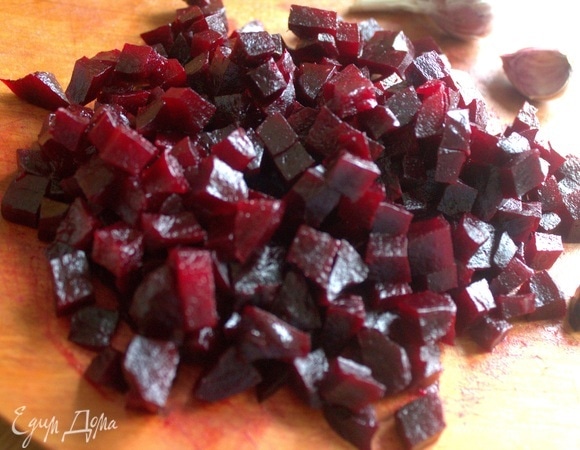 Свеклу нарезать мелким кубиком.
