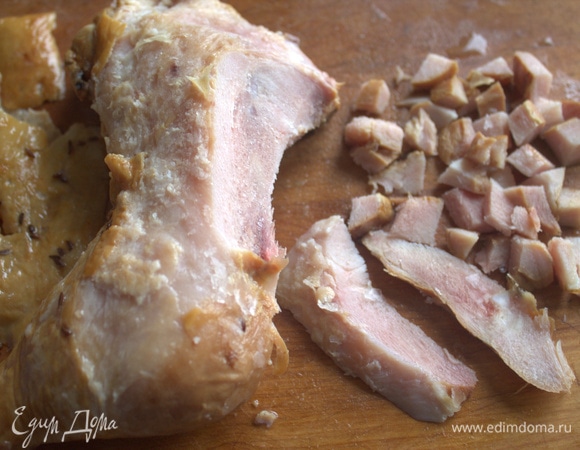 С копченой куриной ножки срезать мясо.