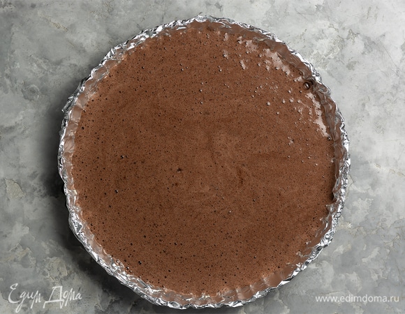 Полученное тесто вылить в подготовленную форму (сделать «французскую рубашку» — смазать форму маслом и посыпать мукой). Диаметр формы — 18–20 см. Отправить форму в разогретую до 160–180°C духовку на 12–15 минут.