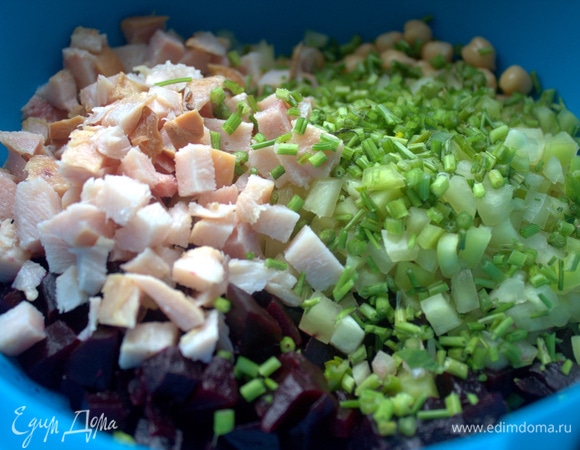 Покрошить любую зелень: петрушку, укроп, зеленый лук. Перемешать.