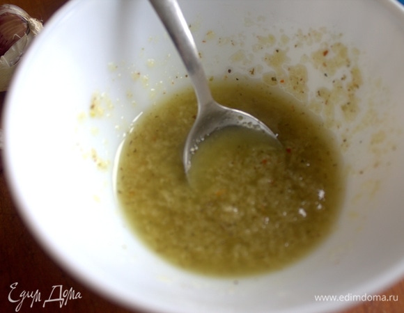 Смешать все для заправки, взбить блендером.