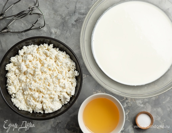 Пока выпекается корж, готовим творожную начинку. Желатин замочить в воде, оставить набухать. Взбить холодные сливки с сахаром до устойчивых средних пиков. Творог по желанию можно перетереть через сито.