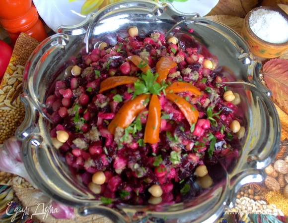 Украсила маринованным перчиком и зеленью.