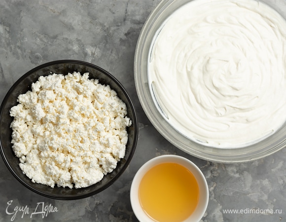 Во взбитые сливки добавить творог, тщательно перемешать или взбить на малых оборотах миксера. Набухший желатин разогреть (в микроволновке, в сотейнике или на водяной бане), не доводя до кипения. Распущенный желатин тонкой струйкой вливать в творожно-сливочную массу, постоянно помешивая.