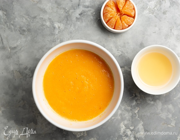 Желатин замочить в воде, оставить набухать. Мандарины отчистить от кожуры и косточек. Пробить блендером до однородности. По желанию протереть полученное пюре через сито. В итоге должно получиться 240 г пюре. Набухший желатин разогреть (в микроволновке, в сотейнике или на водяной бане), не доводя до кипения. Распущенный желатин влить в пюре и тщательно перемешать.