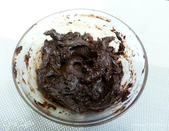 Смешать растопленный шоколад с какао, ванилином и массой из фиников и авокадо. Тщательно размешать и оставить в холодильнике охладиться на несколько часов.