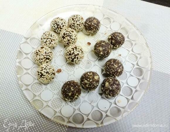 Скатать круглые конфеты и обвалять их в измельченных орехах или кунжуте.