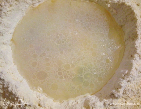 Делаем тесто. Насыпаем горкой муку, добавляем водку, сахар, соль, растительное масло и воду. Замешиваем тесто. Тесто получается крутое. Даем тесту немного отдохнуть, минут 15.