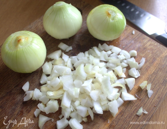 Лук нарезать. У меня 4 маленькие луковки.