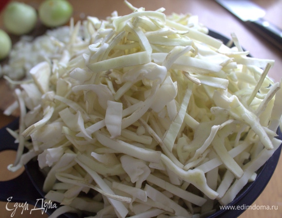 Капусту нашинковать.