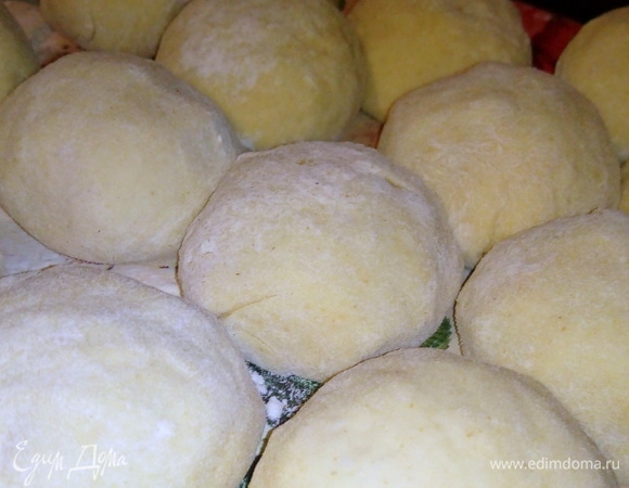 Из готового теста делаем шарики одинакового размера.