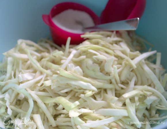 Капусту помять рукой с солью.