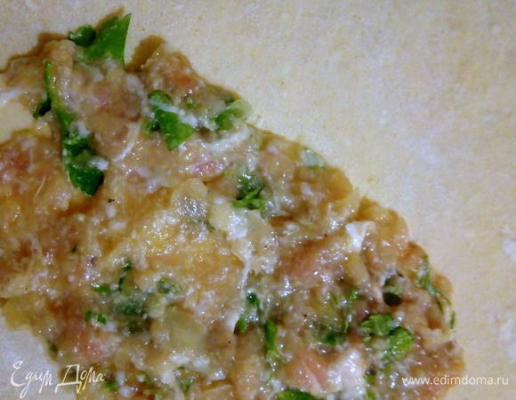 Раскатываем наши шарики тоненько, на одну половину выкладываем фарш, накрываем второй.