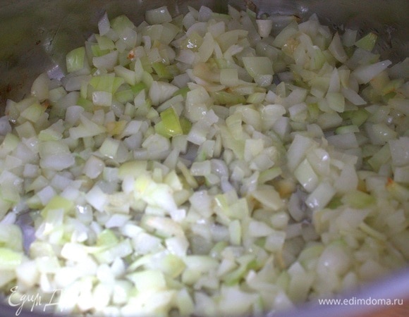 В кастрюле с толстым дном обжариваем до прозрачности лук. Следим, чтобы не пригорел.