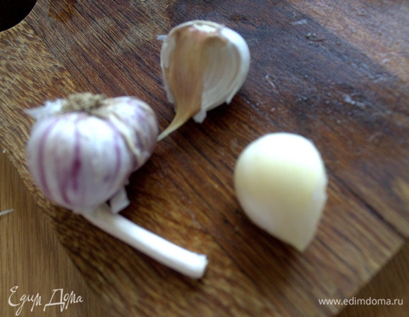 Чеснок выдавить на капусту.