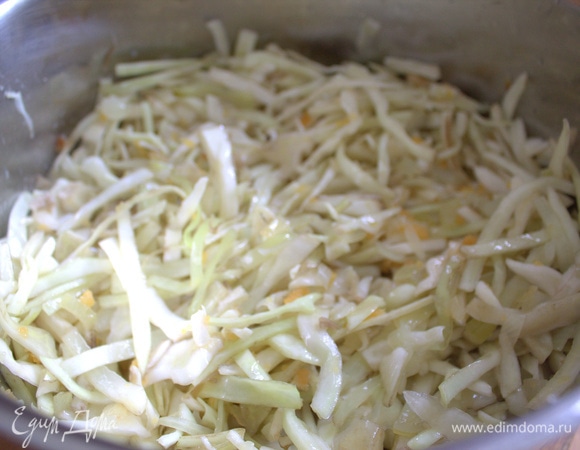 Перенести на лук капусту с чесноком.