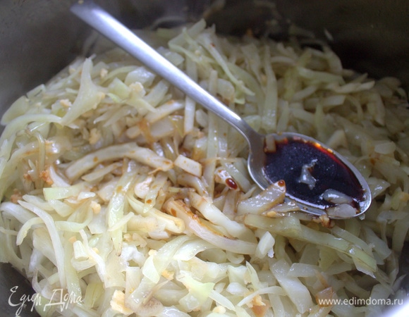 Влить соевый соус. Пока не весь — кто как любит.