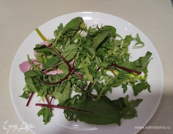 Листья салата выложить в тарелку.