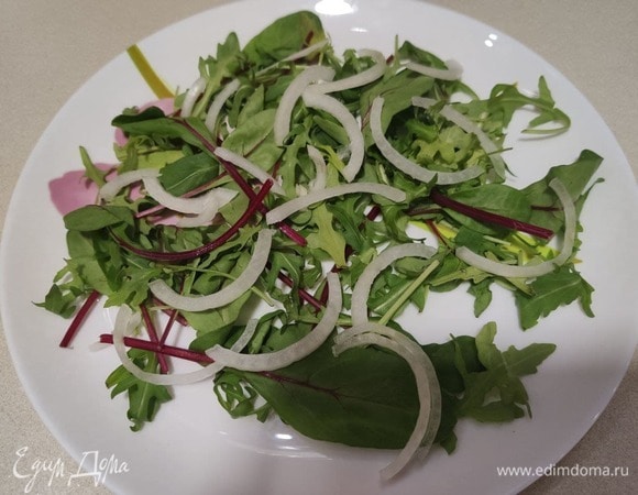 Добавить салатный лук.