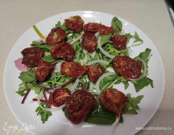 Добавить вяленые томаты.