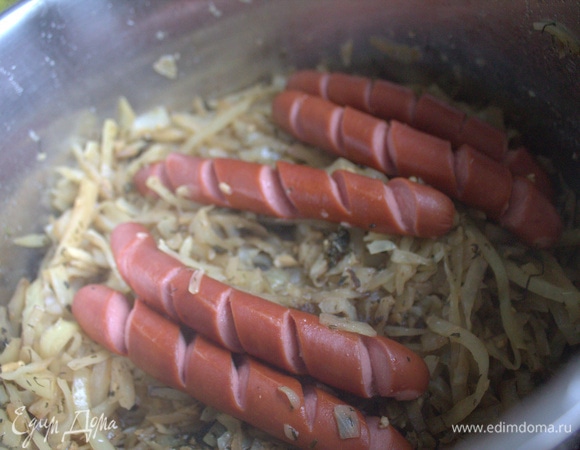 На капусту положила сосиски, они нагреются под паром.
