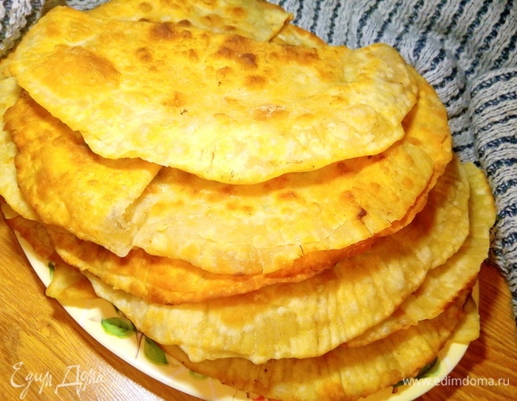 Подаем наши чебуреки к столу. Приятного аппетита!