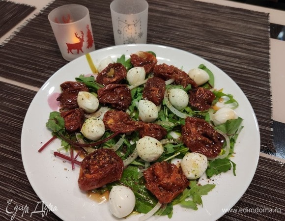 Украсить моцареллой. Полить заправкой. Посолить и поперчить. Приятного аппетита!