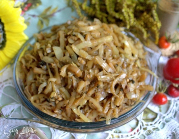 Капусту перемешиваем и тушим минут 15 под крышкой. Перед подачей снова перемешать.