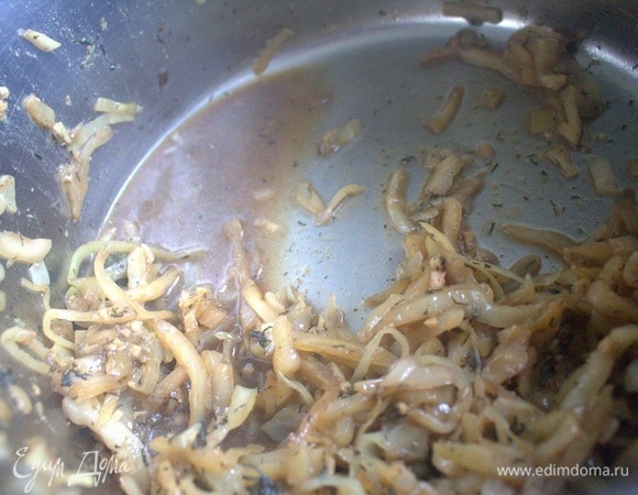 Вот такой сок от капусты на дне и соевый соус.