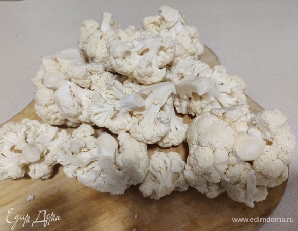 Кочан цветной капусты разобрать на соцветия.