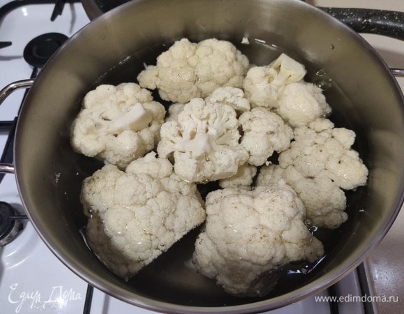 Выложить в кастрюлю с кипящей водой, посолить и варить 15–20 мин, до мягкости.