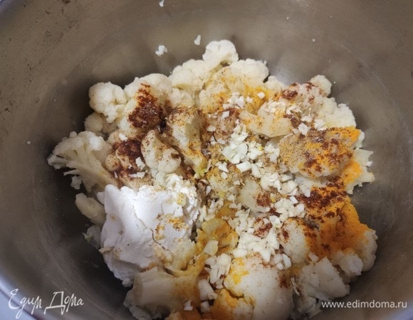 Капусту откинуть на дуршлаг, вернуть в кастрюлю и подсушить на среднем огне в течение 2 мин. Чеснок порубить. Добавить в капусту куркуму, паприку, чеснок и маскарпоне.