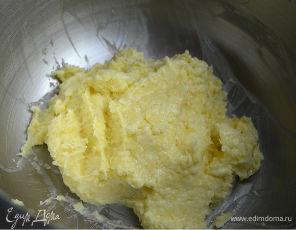 В деже кухонной машины Kenwood К-образной насадкой или насадкой гибкий взбиватель пробиваем масло до кремового состояния на средней скорости в течение двух минут. Добавляем тертый чеддер и вмешиваем его на низкой скорости. Начинаем медленно вливать оливковое масло, не останавливаясь, до его полного включения.