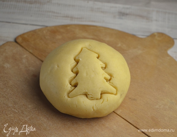 Когда оливковое масло и сыр будут полностью включены, добавляем муку с солью и крахмалом в три приема. Продолжаем смешивать на низкой скорости до полного включения муки. Увеличиваем скорость и замешиваем гладкое тесто.