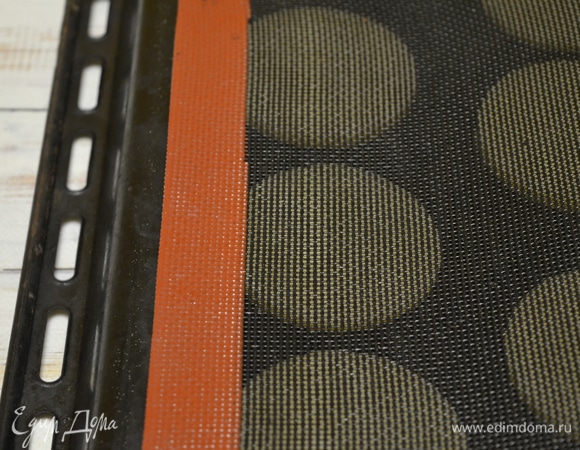 Разогреваем духовой шкаф до 175°C. Достаем противень и выкладываем поверх тестовых заготовок еще один силиконовый перфорированный коврик. Выпекаем примерно 15 минут. Достаем, снимаем верхний коврик и даем печенью остыть до комнатной температуры. Храним в сухом герметичном контейнере до 3 дней.