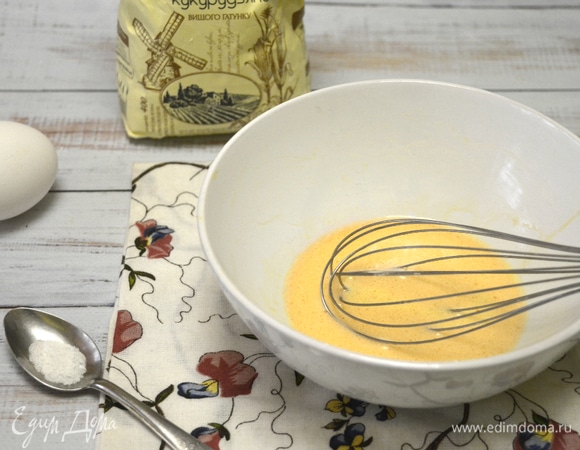 Готовим заварной сырный крем. Натираем чеддер. Сливочное масло нарезаем на небольшие кубики и оставляем размягчаться. В отдельной миске ручным венчиком взбиваем до объединения желтки, крахмал и соль. В сотейнике на среднем огне доводим молоко до слабого кипения. Снимаем молоко с огня и выливаем одну треть на желтковую смесь, постоянно взбивая венчиком, чтобы темперировать. Медленно выливаем эту смесь обратно в сотейник к молоку, не прекращая взбивать венчиком.