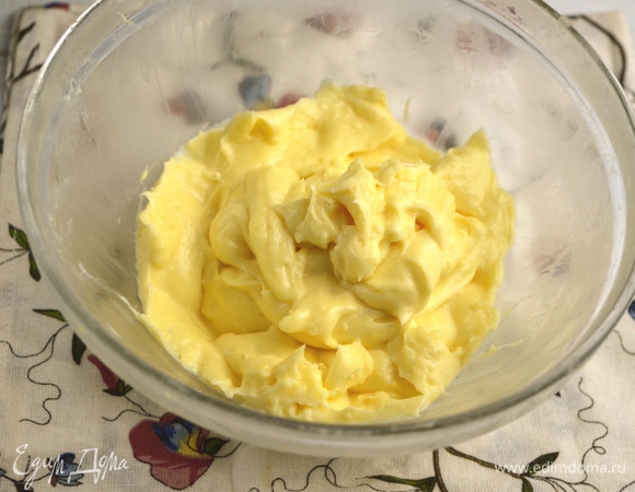 Возвращаем все на огонь и доводим до кипения, постоянно взбивая венчиком. Продолжаем варить еще около 10 минут, не прекращая взбивать. Снимаем с огня, вводим сыр и сливочное масло в три приема до их полного включения. Накрываем заварной крем пищевой пленкой в контакт и охлаждаем. 