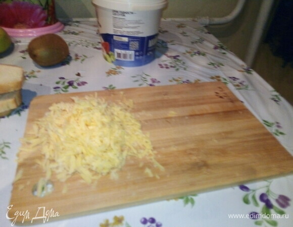 Далее нужно натереть сыр на терке.