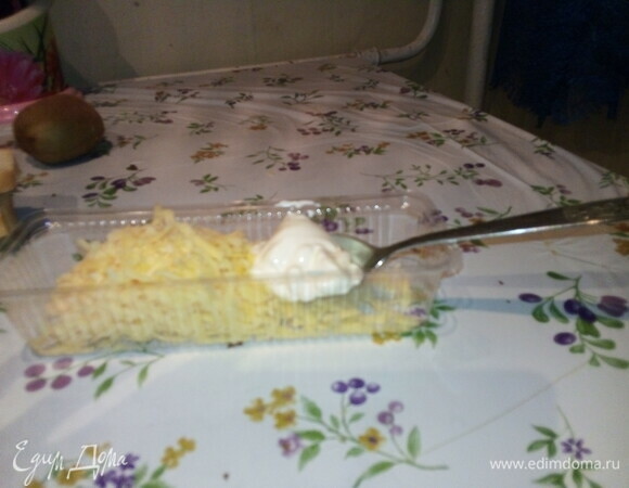 Добавьте столовую ложку майонеза и перемешайте.