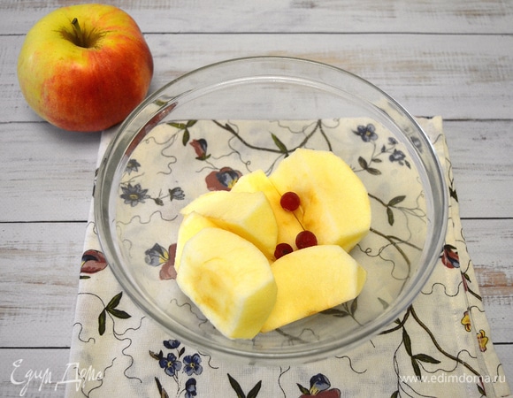 Яблоки очищаем и нарезаем на четвертинки. К яблокам добавляем ягоды клюквы или красной смородины и под крышкой отвариваем в микроволновой печи в течение 8–9 минут.