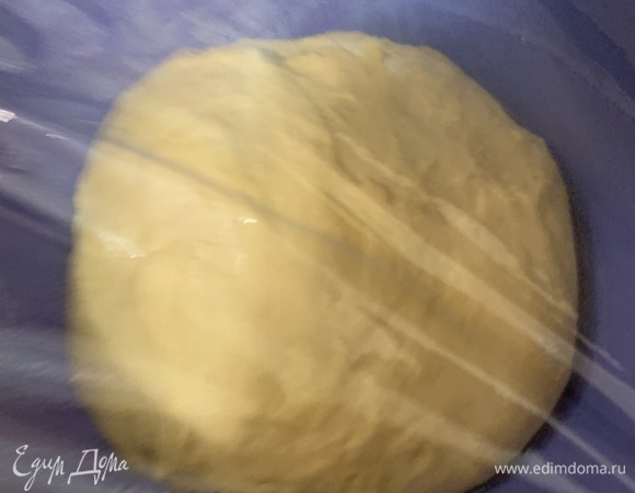 Добавляем в муку теплое молоко и дрожжи. Вымешиваем тесто примерно 7 минут. Я использовала тестомешалку. Миску смазываем растительным маслом, кладем в нее тесто и накрываем пленкой. Оставляем в теплом месте для подъема примерно на 1 час.