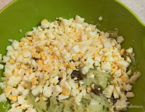 Яйца отвариваем, очищаем и мелко рубим. Добавляем к капусте, кладем соль и перец. Даем начинке остыть.