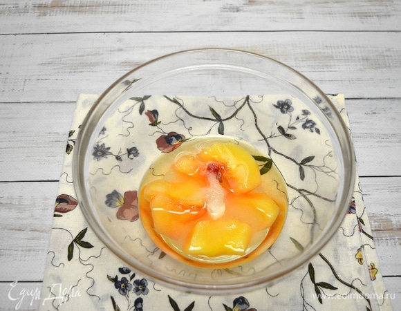 Остывшие яблоки пробиваем погружным блендером до гладкости вместе с вином, сахаром и солью. Перекладываем пюре в сотейник и варим на среднем огне, постоянно помешивая, до образования джемоподобной консистенции, около 15 минут. 