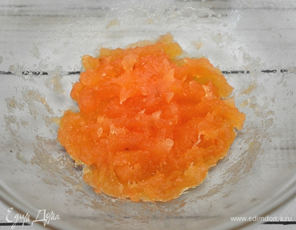 Протираем пюре через мелкозернистое сито и охлаждаем.