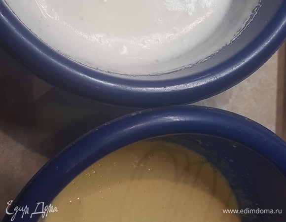 Отделить желтки от белков. Белки с половиной сахара взбить до мягких пиков. Желтки взбить с оставшимся сахаром в пышную массу.