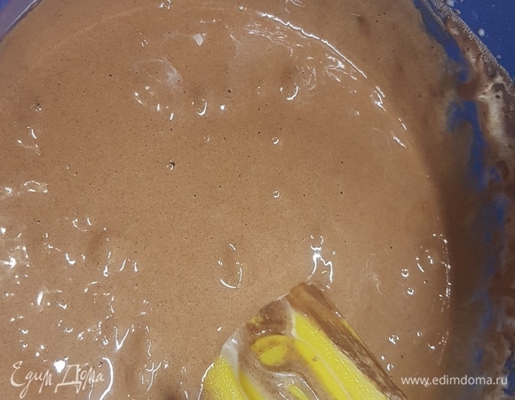 Соединить белки с желтками. Аккуратно ввести муку с какао и перемешать. Выпекать 15 минут при 200°C.