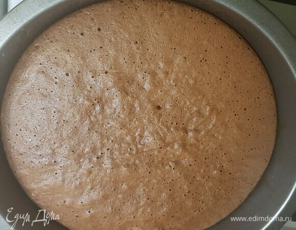 Готовому бисквиту дать постоять в форме 15 минут. Достать и дать ему полностью остыть на решетке.