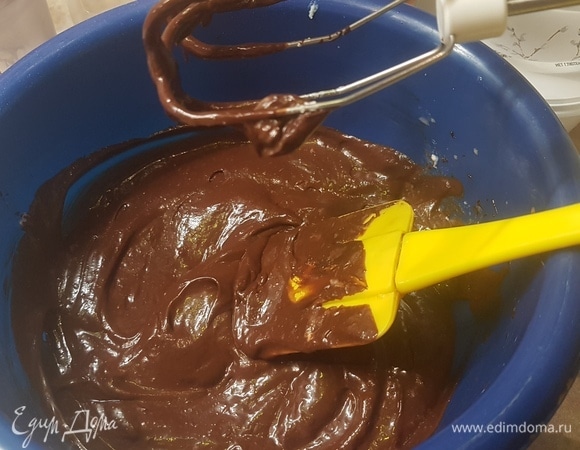 Для мусса из горького шоколада замочить желатин в молоке. Нагреть молоко, чтобы желатин растворился. Шоколад растопить удобным для вас способом. Я это делаю в микроволновке. Соединить желатиновую и шоколадную смесь, перемешать до однородности. Маскарпоне должен быть комнатной температуры. Добавляем сахарную пудру и перемешиваем миксером на маленькой скорости. Соединить с шоколадной массой.