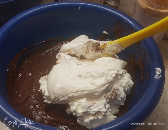 Холодные сливки взбить и соединить с шоколадной массой. Бисквит поставить в разъемную форму. Стенки проложить ацетатной лентой. Вылить сверху мусс из горького шоколада и поставить в холодильник для застывания. Пока готовятся следующие слои, он успеет схватиться. Аналогично готовятся муссы из молочного и белого шоколада. Готовый торт поставить на ночь в холодильник, чтобы он полностью застыл.