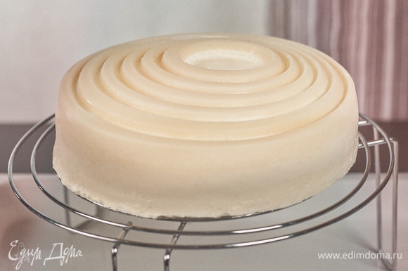 Замороженный торт поставить на решетку или высокий стакан.
